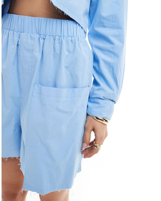 ASOS Blue – shorts mit unbehandeltem saum und taschendetails