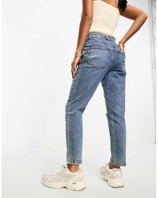 Vaqueros Mom Cómodos De Corte Slim Con Diseño Rasgado De Asos Design Petite ASOS de color Blue