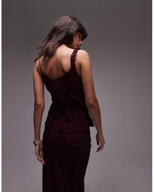 Canottiera Bordeaux Con Bordi Grezzi E Spalline Attorcigliate di TOPSHOP in Multicolor