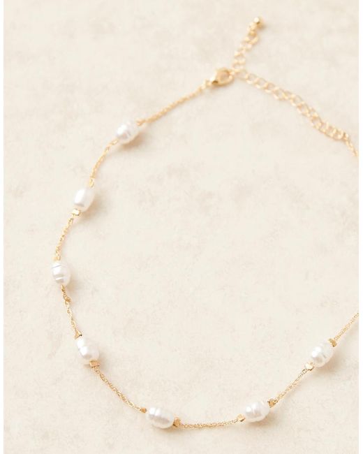 Collana Corta Con Perle Sintetiche Di Diverse Misure di ASOS in Brown