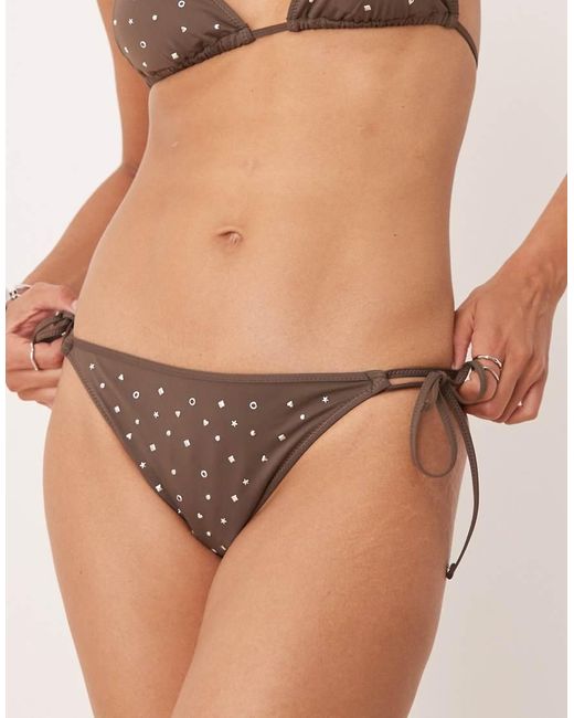 Slip Bikini Con Laccetti Laterali Color Cioccolato Con Borchie di Mango in Brown