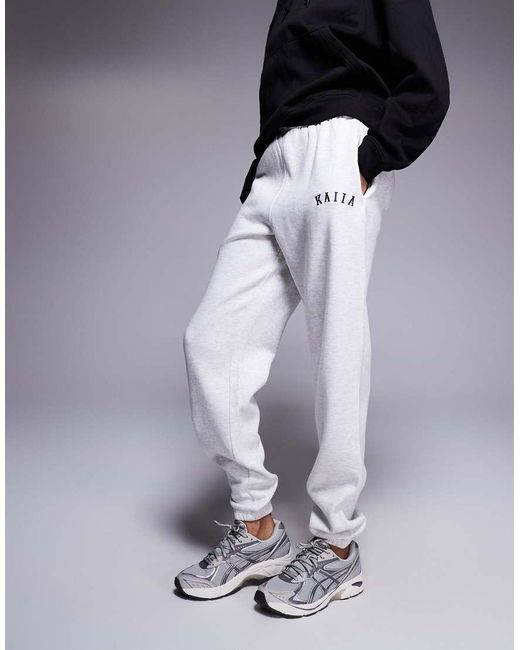 Joggers Claro Con Bajos Ajustados Y Logo Bordado De Tall Kaiia de color Blue