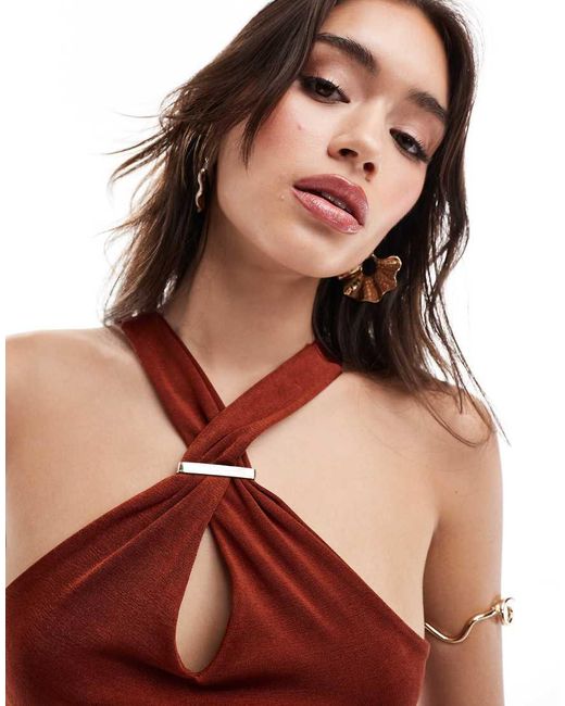 Top Ceñido Con Cuello Halter Y Detalle Metálico De -Rojo ASOS de color Red