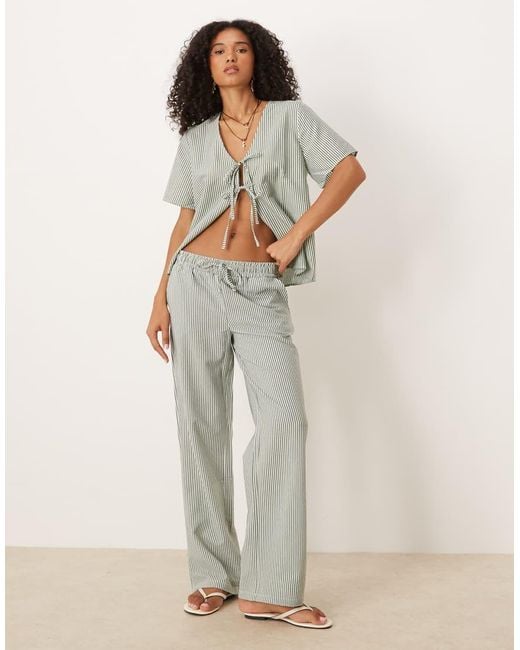 Top A Rayas Con Lazada Delantera De Sirsaca De (Parte De Un Conjunto) Jdy de color Green