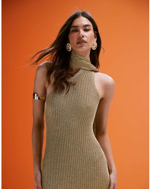 Aria Cove Metallic Gebreide Maxi Strandjurk Met Halternek, Zijsplit En Sjaaldetail in het Orange