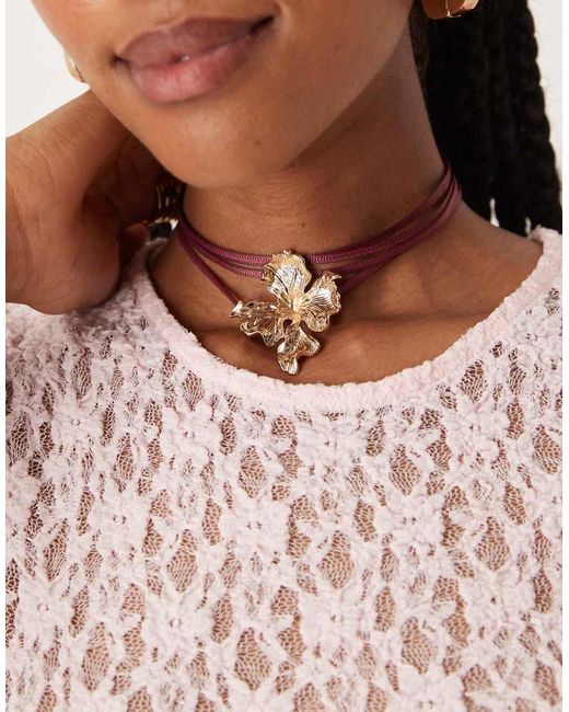 ASOS Choker-Ketting Op Lint Met Goudkleurig Bloemendetail in het Red