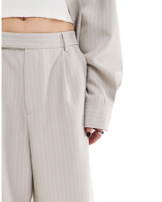 Unisex - pantaloncini sartoriali unisex a fondo ampio taglio comodo color sabbia gessati di Collusion in Gray