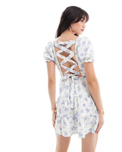 Miss Selfridge White – satin-minikleid mit blümchenprint, rüschensaum und rückenschnürung