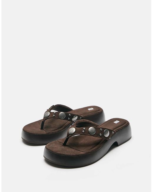 Tongs cloutées Pull&Bear en coloris Brown