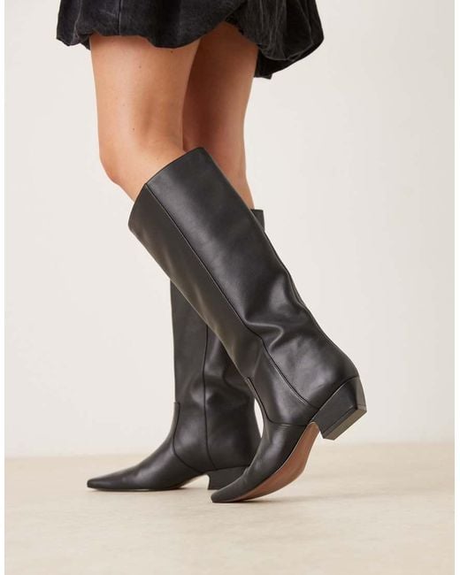 Botas Por La Rodilla Negras Planas Con Puntera Fina De Cuero Calais De ASOS de color Black