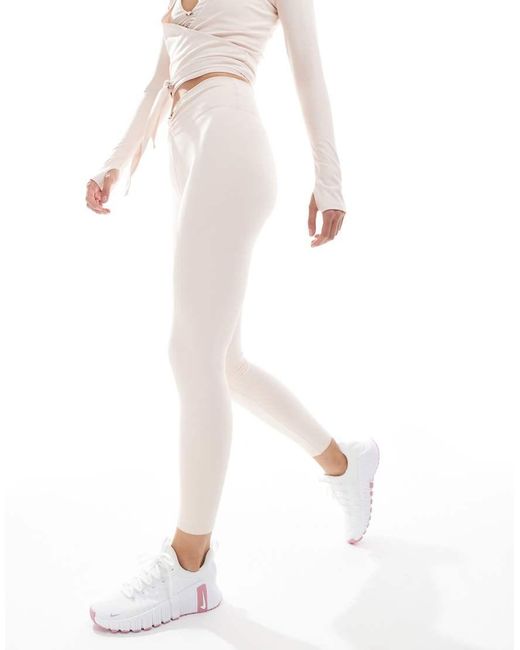 WeWoreWhat White Active Ruched V-front leggings
