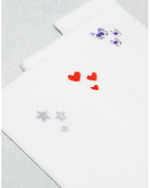 Confezione da 3 paia di calzini bianchi con motivi ricamati multicolore di Monki in White
