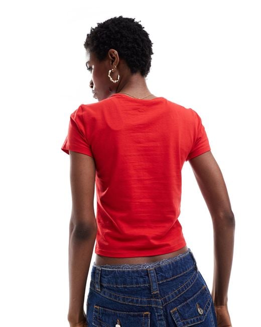 T-shirt mini rossa con stampa "rodeo babe" sul davanti di Monki in Red