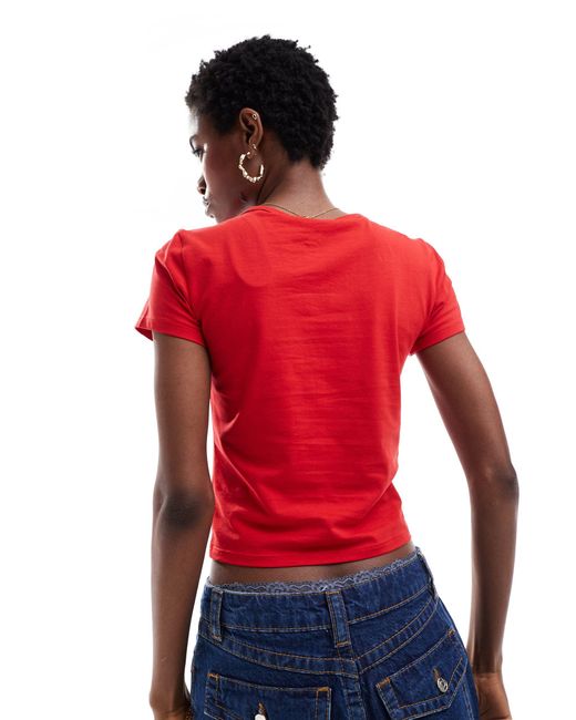 Monki Red – knapp geschnittenes t-shirt