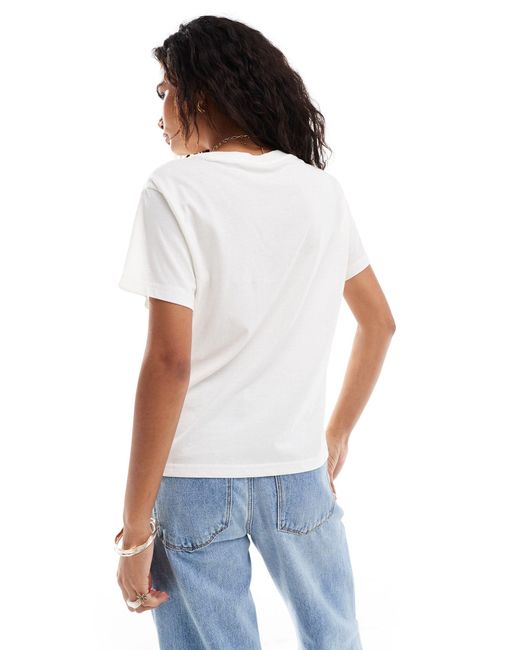 T-shirt écru con logo sulla tasca di Lee Jeans in White