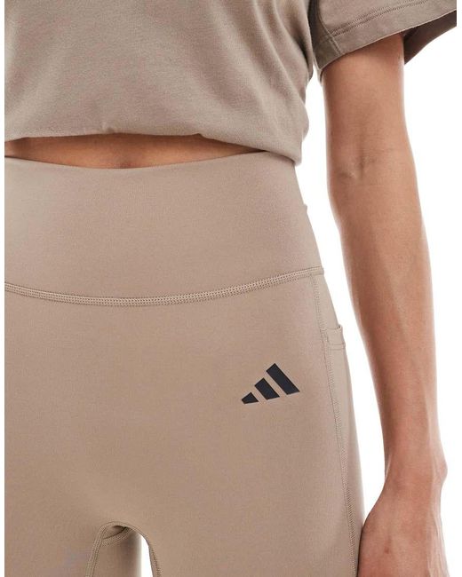 Optime Essentials di Adidas Originals in White