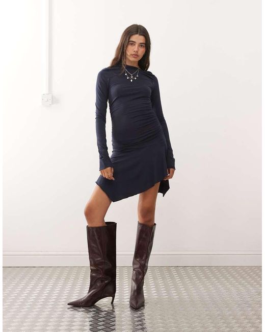 Vestito Corto A Maniche Lunghe Con Spalle Asimmetriche di Weekday in Blue