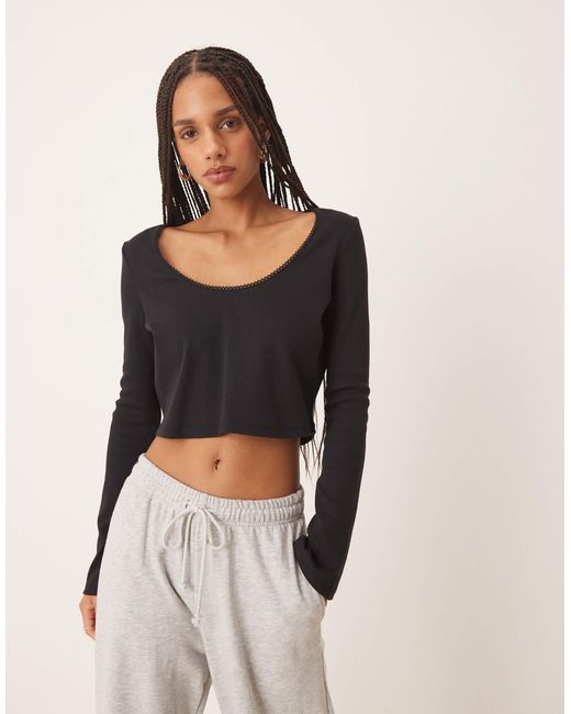 ASOS Black – geripptes, kastiges, langärmliges cropped-oberteil