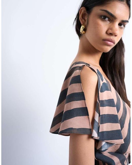 Vestito Corto Asimmetrico Con Volant Color Cioccolato A Righe Con Motivo Astratto di TOPSHOP in White