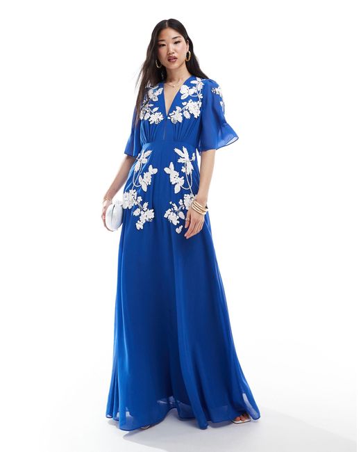 Robe longue à décolleté plongeant et fleurs ornementées Hope & Ivy en coloris Blue