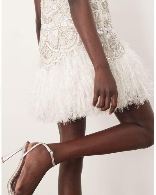 Robe courte et ornementée avec encolure dégagée et ourlet à plumes synthétiques - ivoire ARRANGE en coloris Natural