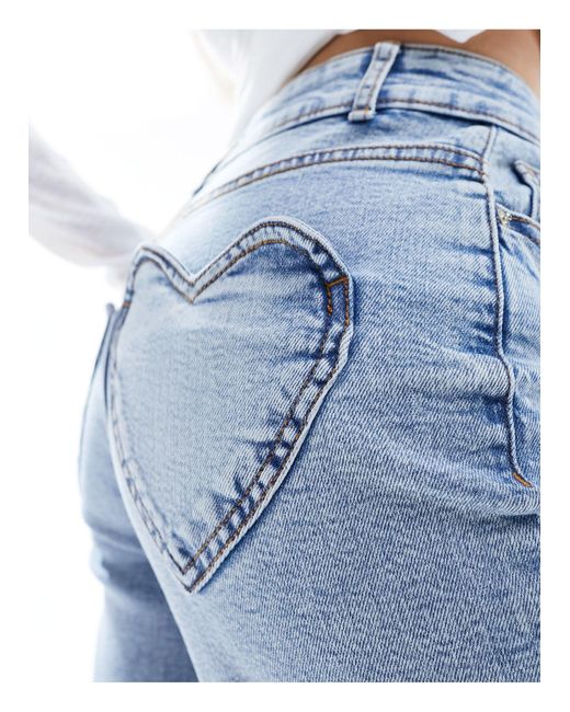 Jeans dritti lavaggio medio con tasca a forma di cuore di Miss Selfridge in Blue