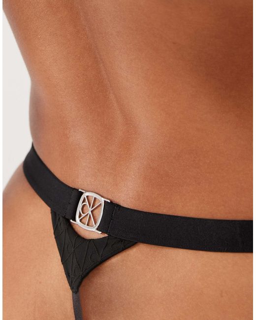 String à emblème estampé Calvin Klein en coloris Brown