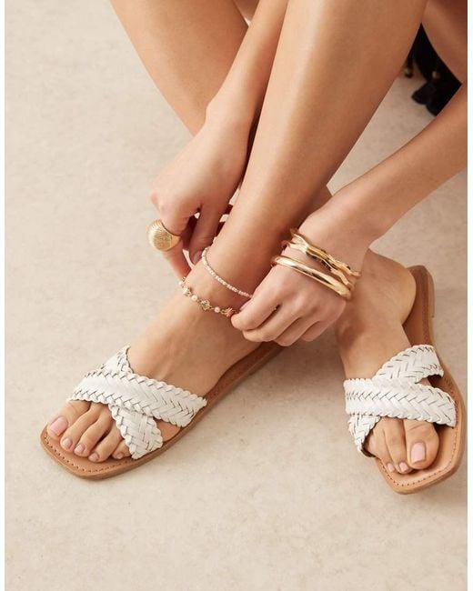 Sandalias Blancas Planas Con Diseño Entretejido Flossie De ASOS de color Natural