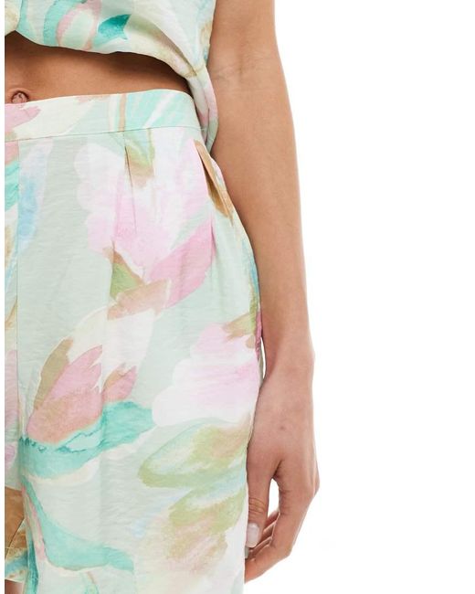 Pantalones Cortos En Tonos Pastel Con Diseño Estampado Y Pinzas Delanteras De (Parte De Un Conjunto) Vero Moda de color White