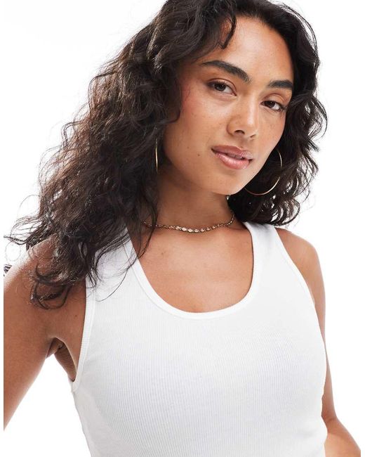 Canotta Bianca A Coste Con Scollo Rotondo di ASOS in White