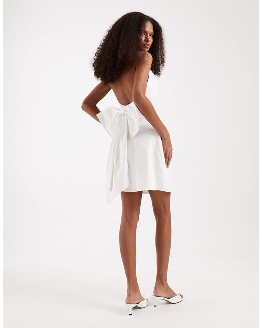 Robe courte TFNC London en coloris White