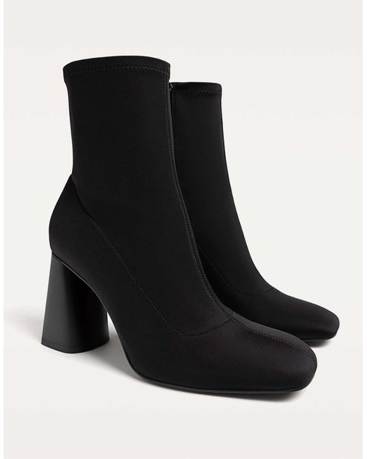 Bottines effet néoprène à talon haut Stradivarius en coloris Black