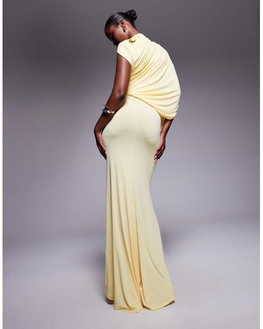 Vestido Largo Crema Drapeado Asimétrico Con Detalle De Capa De ASOS de color Yellow