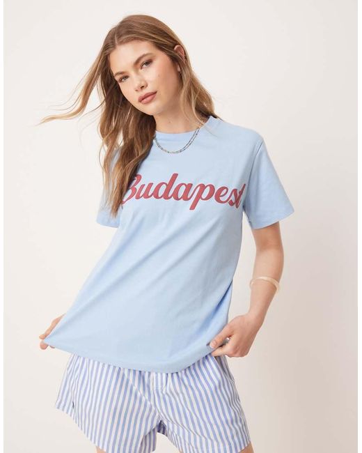 Camiseta De Corte Estándar Con Estampado Gráfico De Budapest De ASOS de color Blue
