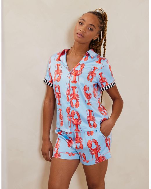 Ensemble en satin imprimé homards avec short et chemise à manches courtes et revers Chelsea Peers en coloris White