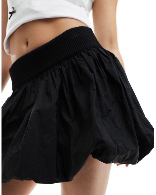 Minifalda negra con bajo abullonado Mango de color Black