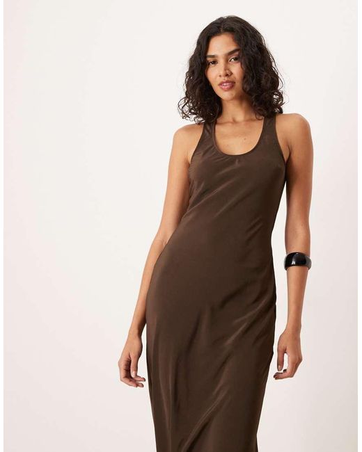 Vestido Largo Marrón Con Cuello Ancho De Satén De ASOS de color Natural