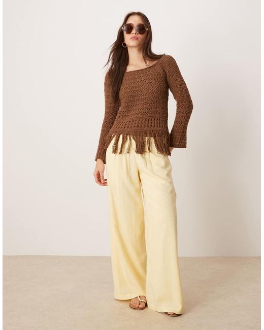 Maglione Effetto Uncinetto Color Cioccolato Con Spalle Scoperte E Frange Sull'Orlo di ASOS in Brown