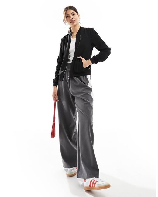 Giacca Bomber Nera Leggera Con Zip Sul Davanti di Vero Moda in Black