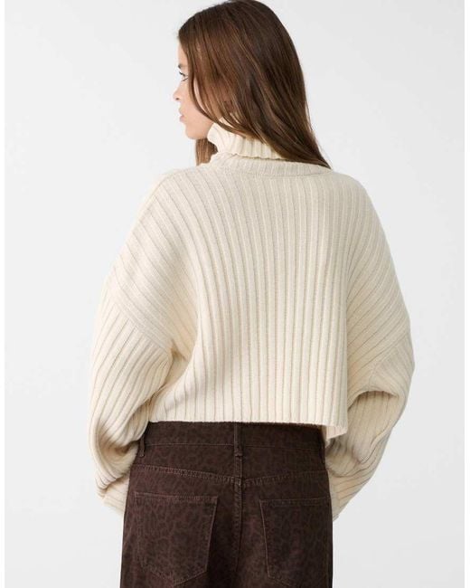 Maglione Lavorato A Coste Con Collo Alto di Stradivarius in White