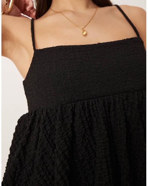 Top De Tirantes Con Espalda Abierta Y Sobrefalda De Tejido Texturizado De (Parte De Un Conjunto) Mango de color Black