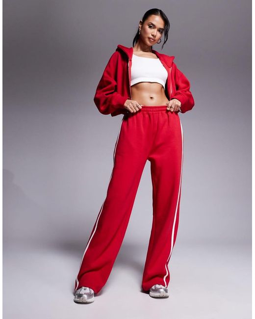 Joggers Rojos De Pernera Ancha Con Raya Lateral Studio De (Parte De Un Conjunto) Kaiia de color Red
