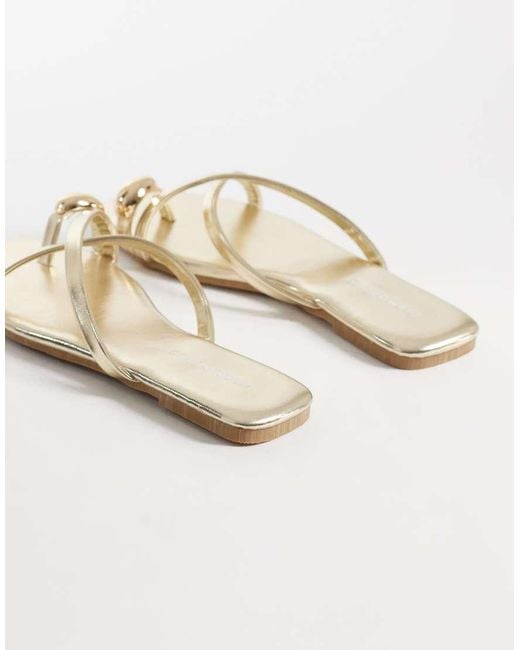 Glamorous White Flat Sandals With Toe Ring