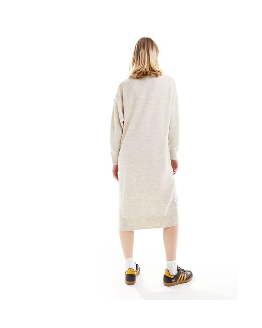 Robe mi-longue oversize en maille à manches longues - cassé Monki en coloris White