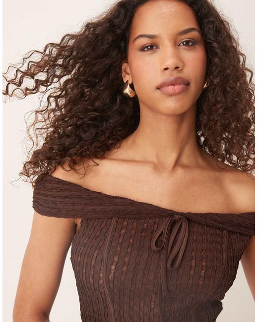 Top A Maniche Corte Testurizzato Color Cioccolato Con Spalle Scoperte E Laccetti di ASOS in Brown