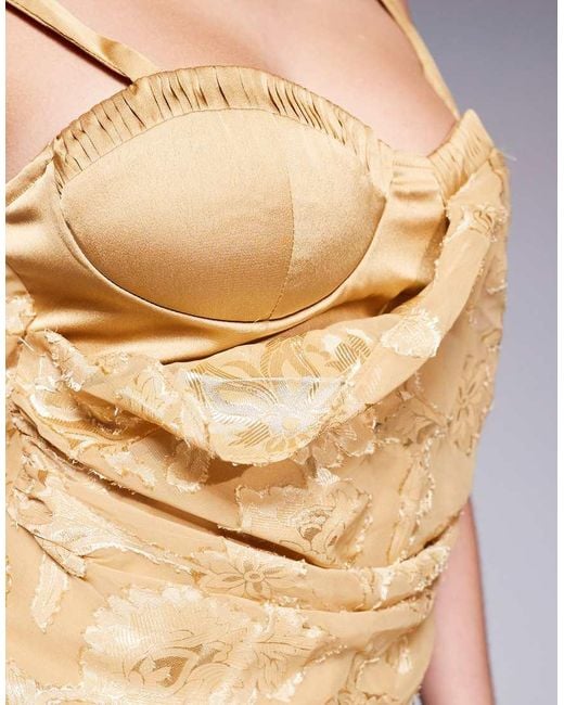 Vestido Largo De Corte Al Bies Con Detalle Estilo Corsé, Diseño Drapeado Y Patrón Floral Devoré De Satén De ASOS de color Metallic