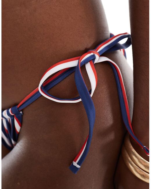 Lori - confezione da 2 slip bikini con laccetti laterali rosso e a righe di ASOS in Red
