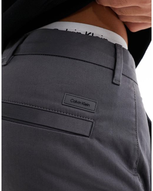 Calvin Klein – elastische satin-chinohose mit schmalem schnitt in Black für Herren
