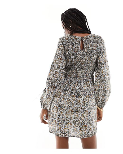 Daisy Street Gray – langärmliges, gesmoktes mini-hängerkleid mit frühlingshaftem blümchenmuster