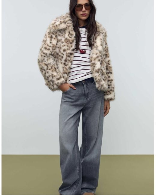 Veste en fausse fourrure à motif léopard - écru Stradivarius en coloris Gray